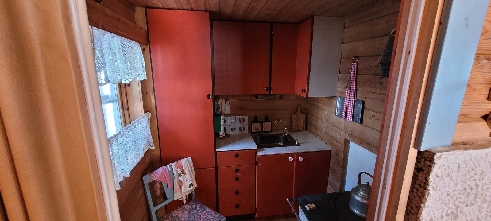 Velkommen inn på kjøkkenet. Her er det god skapplass, innlagt vann fra bekken og kokemuligheter med ved-/kullfyring og gass Galleribilde