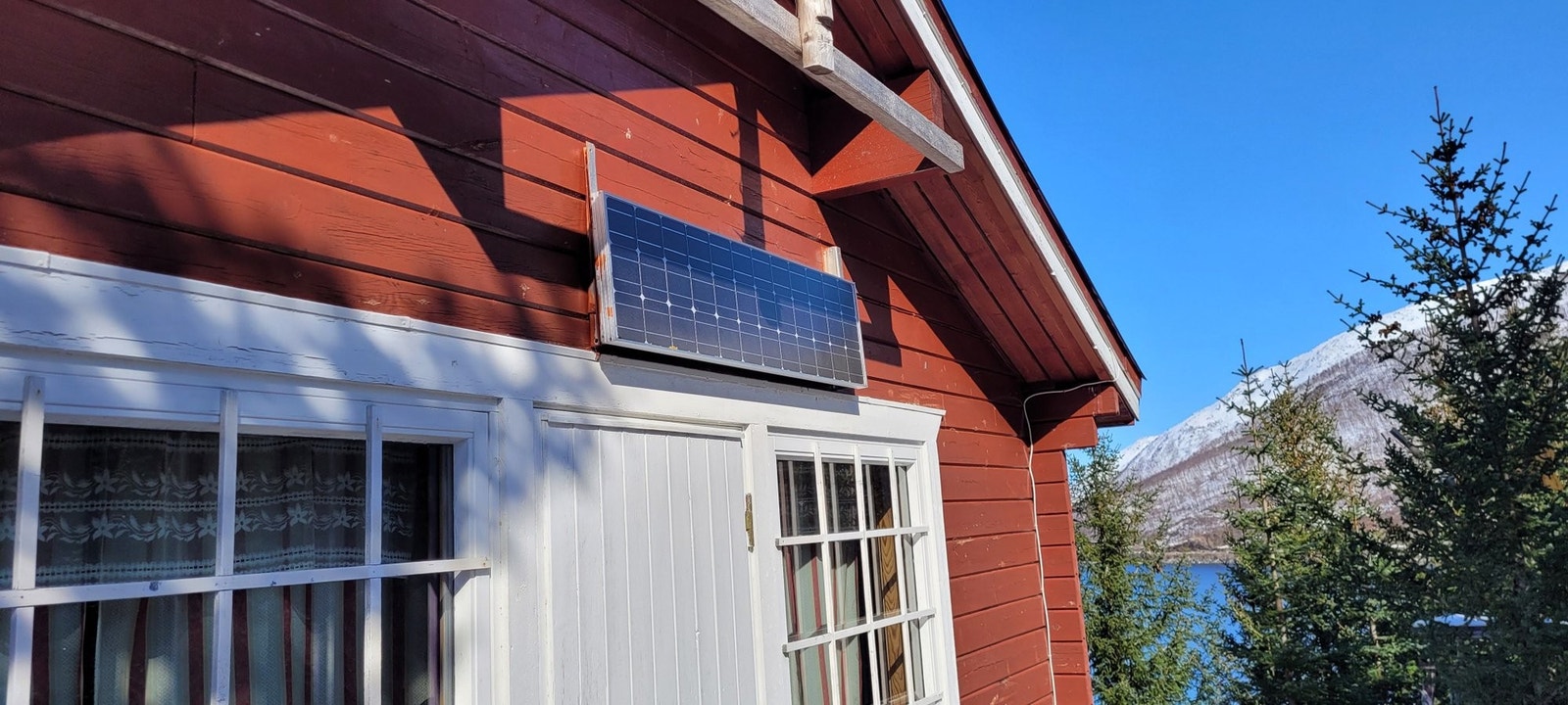 Hytta er selvforsynt med strøm fra solcellepanel Galleribilde