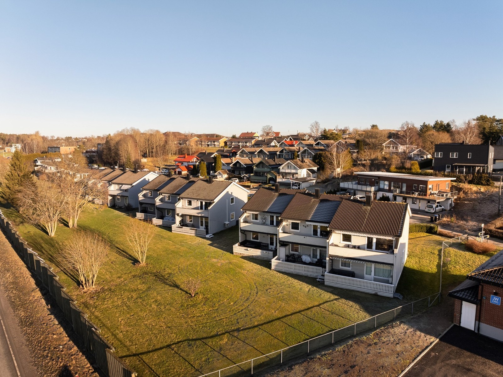 Kjølstadrabben borettslag består av totalt 33 leiligheter, omgitt av store felles grøntarealer. Galleribilde