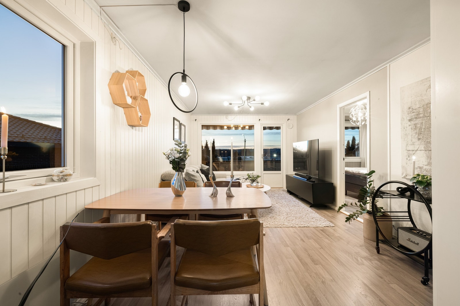 Leiligheten ble betydelig modernisert rundt 2015 - overflater ble skiftet ut/fornyet i alle rom. Galleribilde