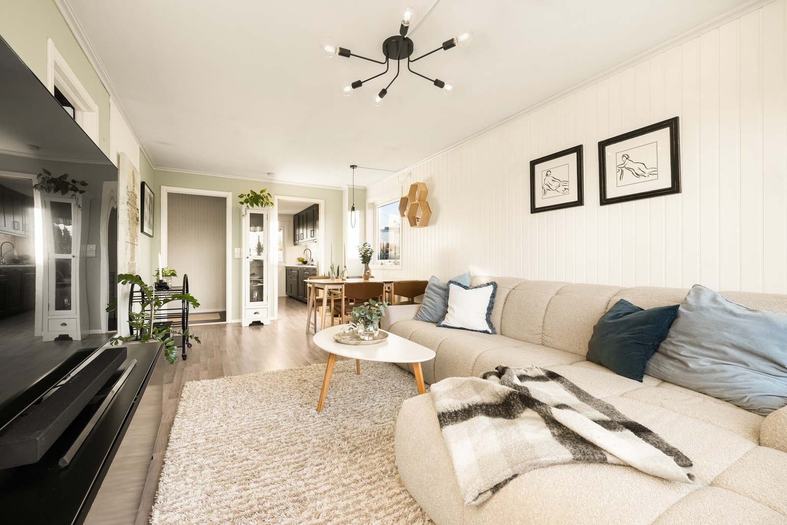 En rektangulær gulvflate på nesten 20 kvm. gjør stuen enkel å møblere med både sofa og spisebord. Galleribilde