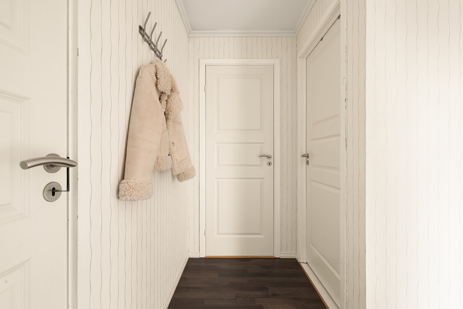 To boder representerer gode lagringsmuligheter i leiligheten og er lett tilgjengelig fra gangen. Galleribilde