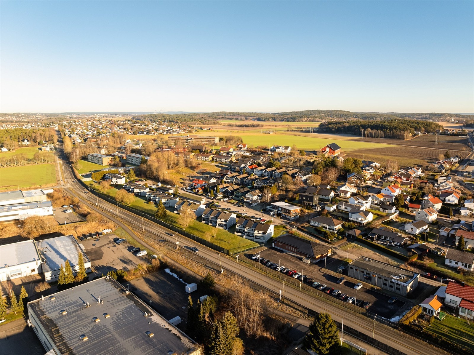 Buss med svært hyppige avganger mot byen stopper 5 min. gange unna. Til dagligvare og treningssenter er det kun 10 min gange. Galleribilde