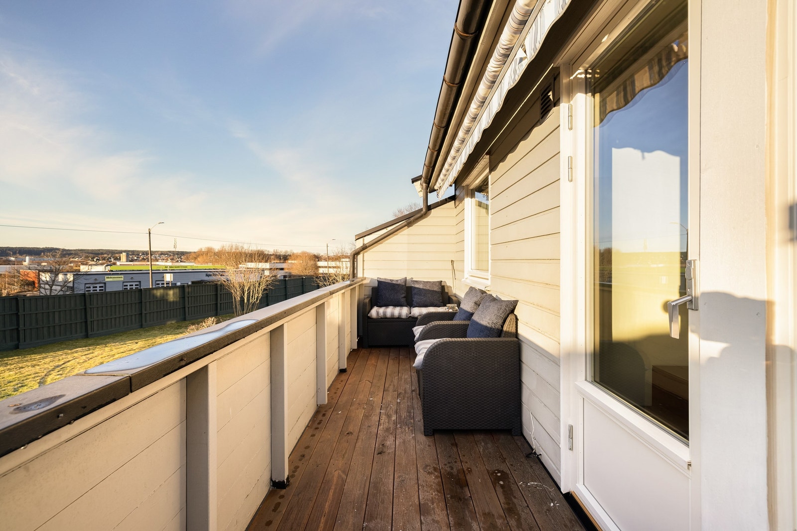 Balkongen er solfylt fra ettermiddag til kveld sommerstid - et perfekt sted å slappe av i solen etter jobb. Galleribilde