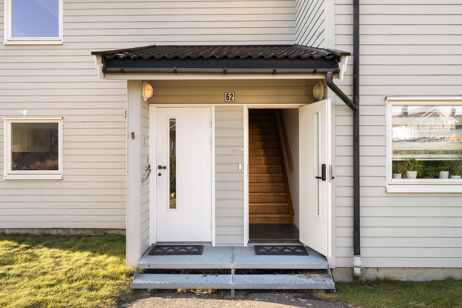 Inngangspartiet deles med nabo i første etasje. Galleribilde