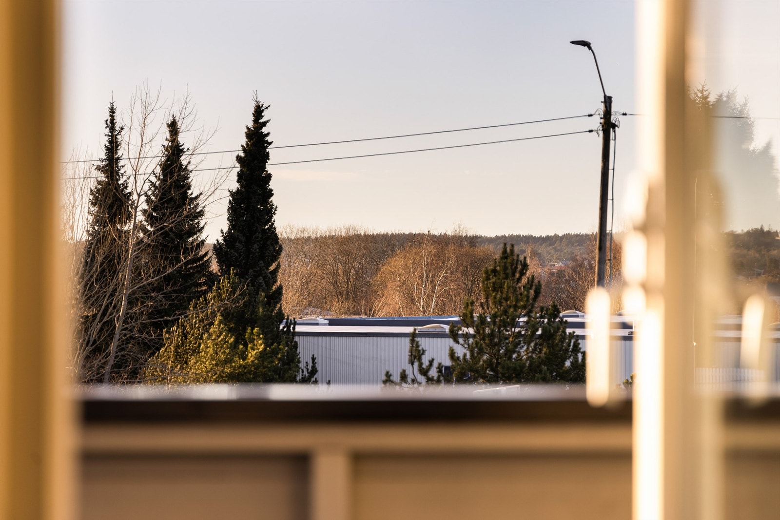 Fra både stuen og balkongen ser du langt mot vest. Innsyn derimot er det lite av. Galleribilde