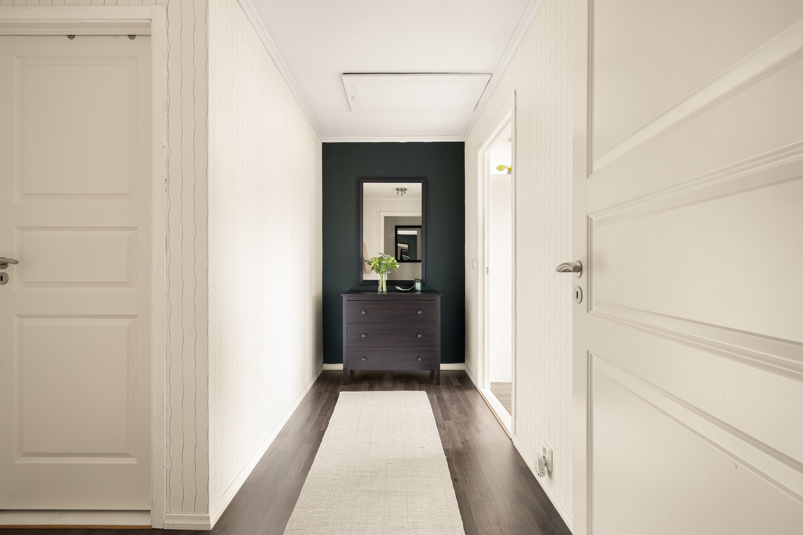 Badet er tilbaketrukket fra stuen og tilgjengelig fra gangen. Galleribilde