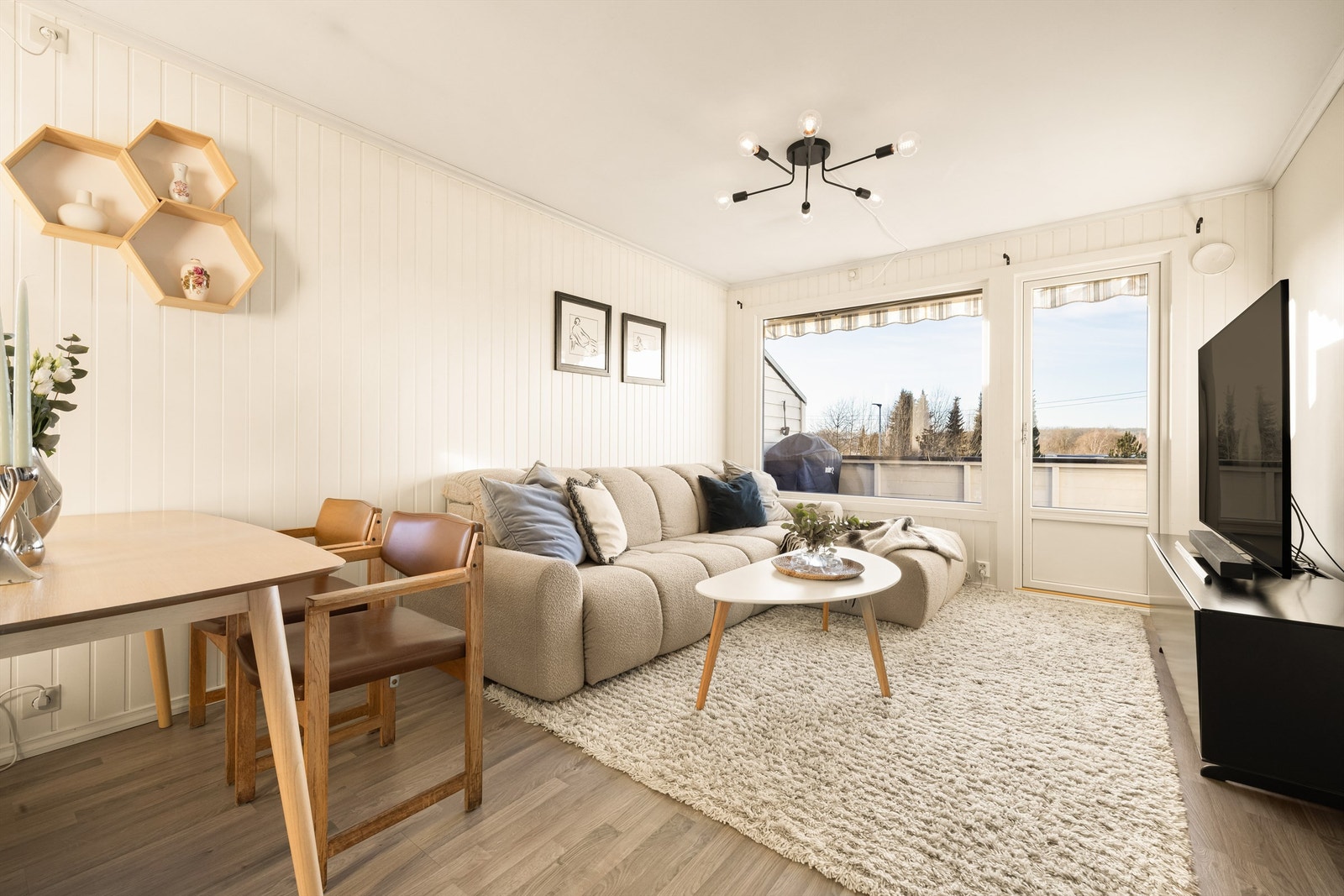 Like gulv av tre-stavs laminat og malte MDF-plater på vegger i de fleste rom gir leiligheten et helhetlig uttrykk. Galleribilde