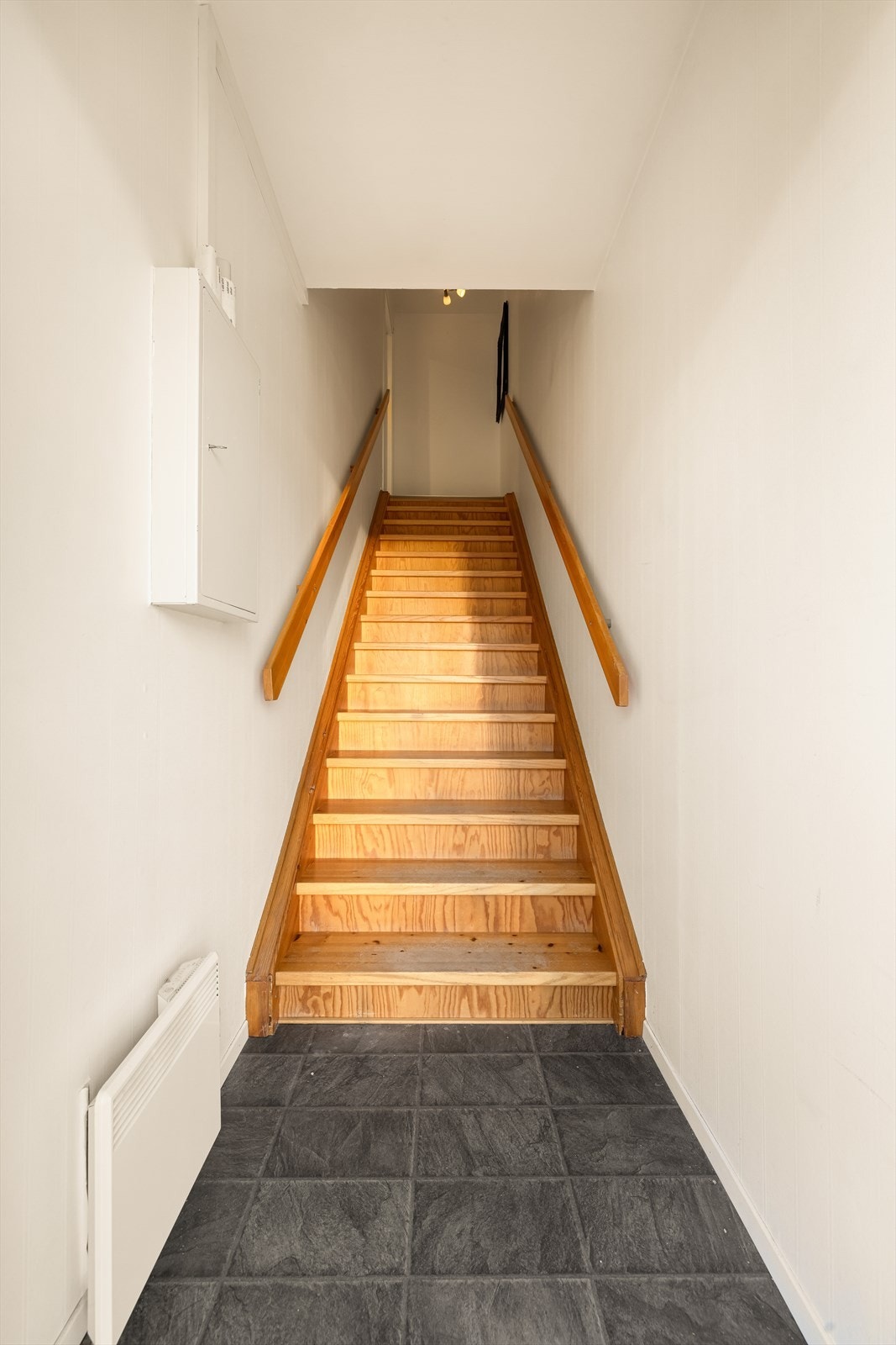 Sikringsskap med automatsikringer er tilgjengelig i entreen. Leiligheten har skjult elektrisk anlegg. Galleribilde