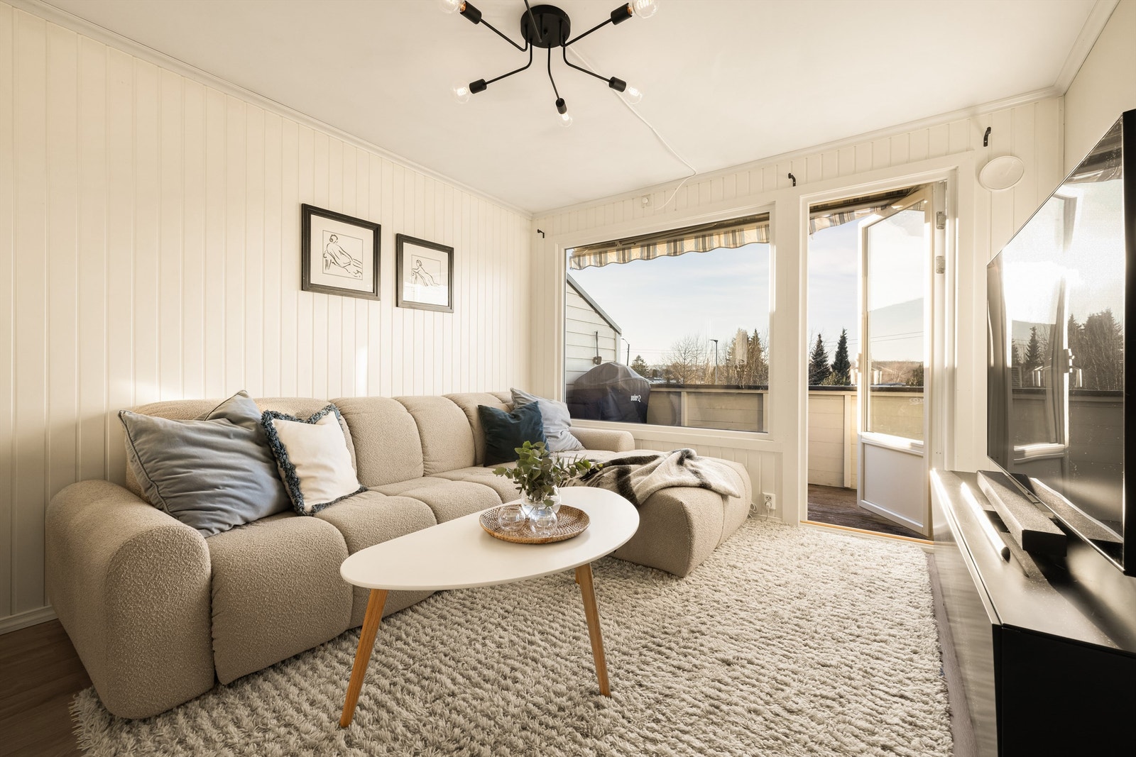 På gode sommerdager er balkongen et deilig sted for både grilling og måltider i ettermiddagssolen. Galleribilde