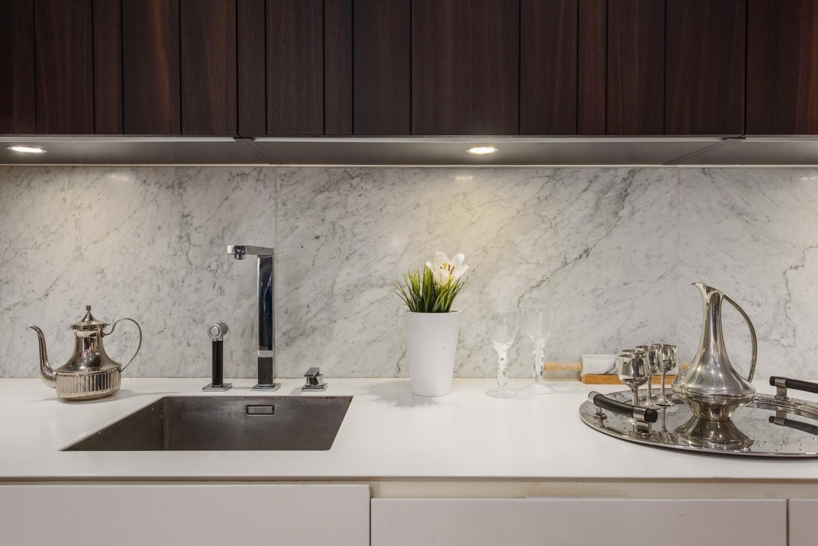 Hvitevare er Miele består av integrert kaffemaskin, stekeovn, mikrobølgeovn og to tallerkenvarmere i høyskap, fryseskap er plassert i kjøkkenøy, sammen med oppvaskmaskin og bred induksjonstopp nedfelt i benkeplate. Galleribilde