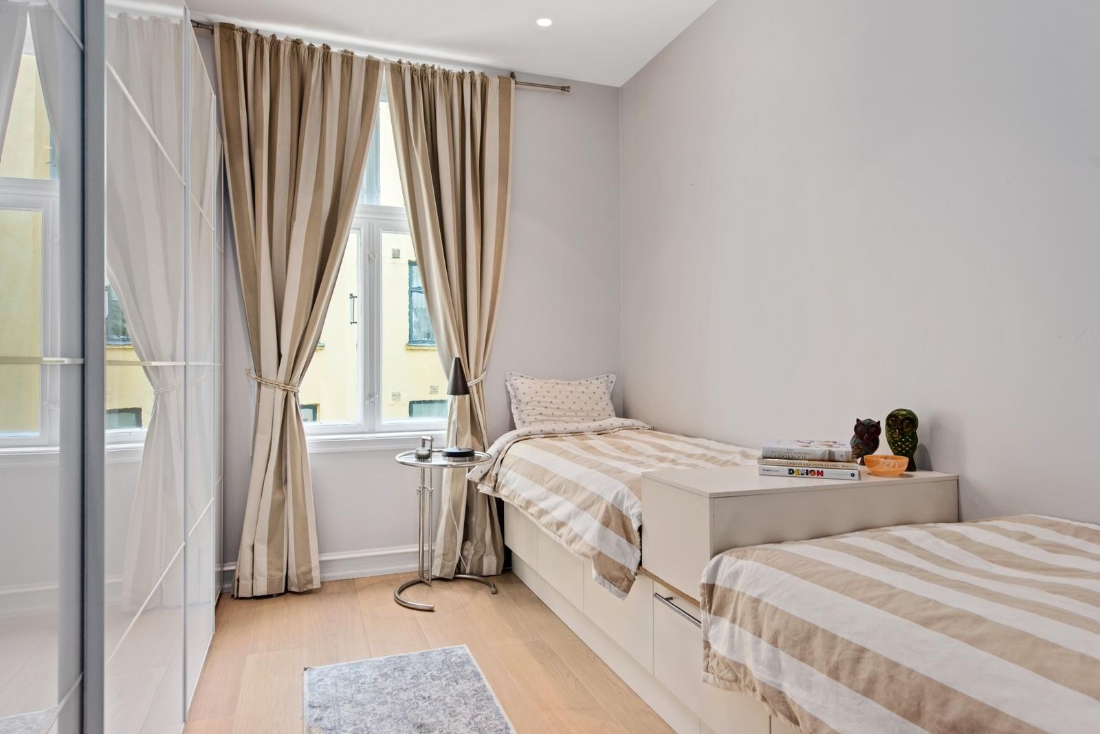 Soverom nr 3 har to plassbygde enkeltsenger og skyvedørsgarderobe. Galleribilde