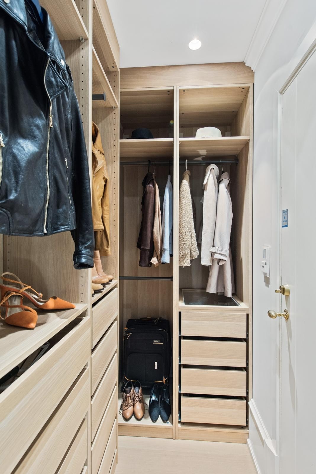 Fra hovedsoverommet er det videre adkomst til walk-in closet. Galleribilde