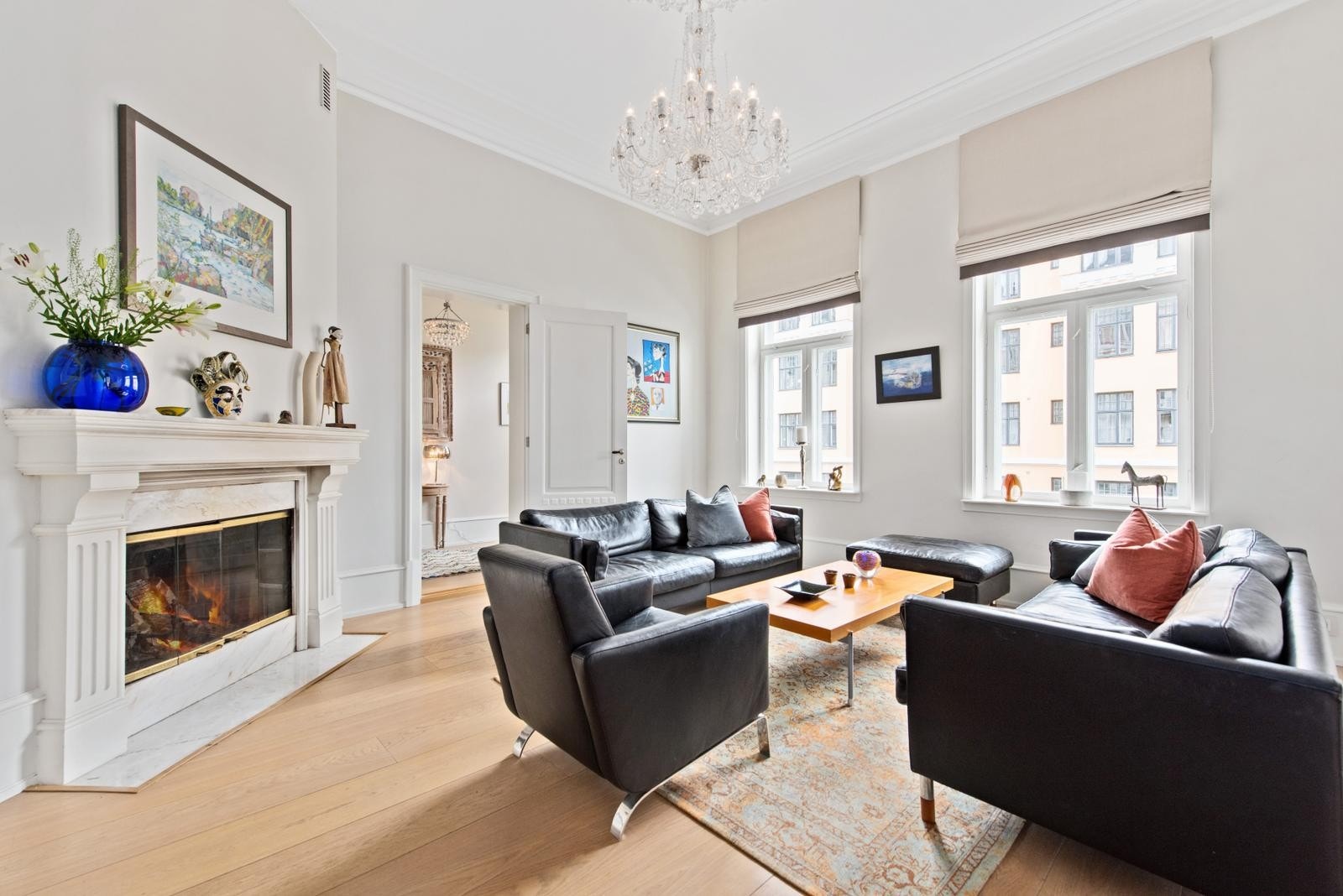 I den ene stuen er det montert peis som gir en lun og fin atmosfære. I den andre stuen er det pipe og en nisje der en kakkelovn kan passe inn. Galleribilde