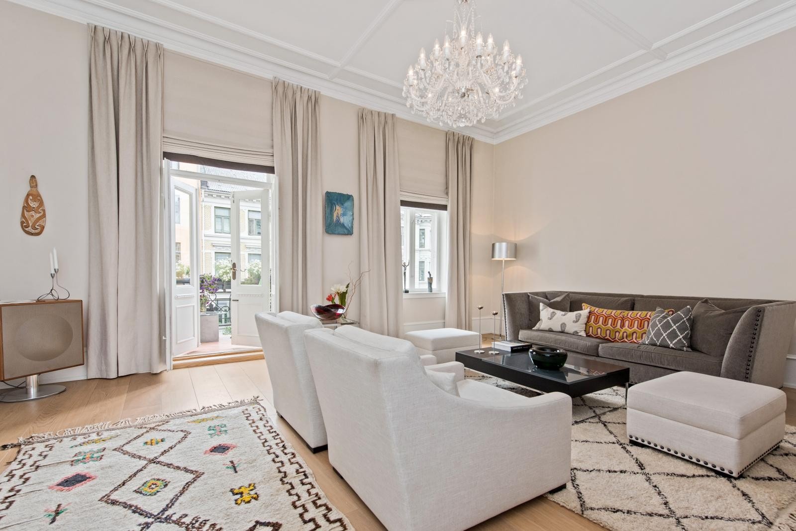 Med hele 3.5 meter under taket, er rommene luftige, i tillegg er det store vindusflater som bidrar til mye naturlig lysinnslipp. Galleribilde