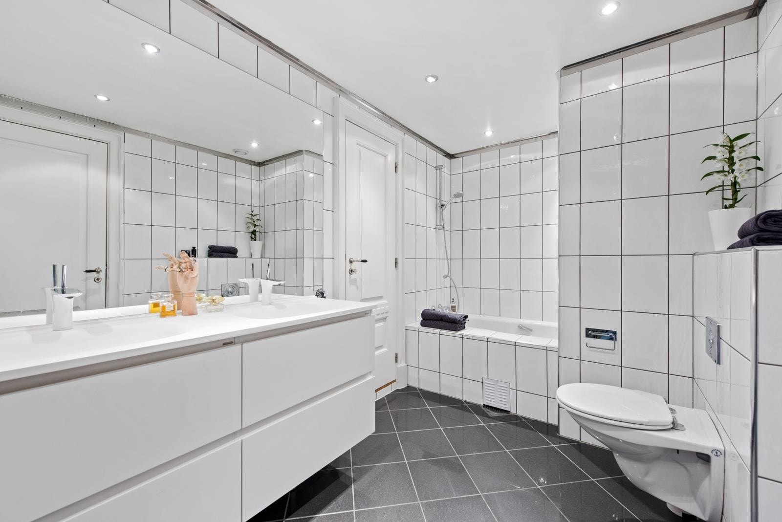 Det andre badet er helfliset med downlights i himling og varmekabler i gulvet. Galleribilde