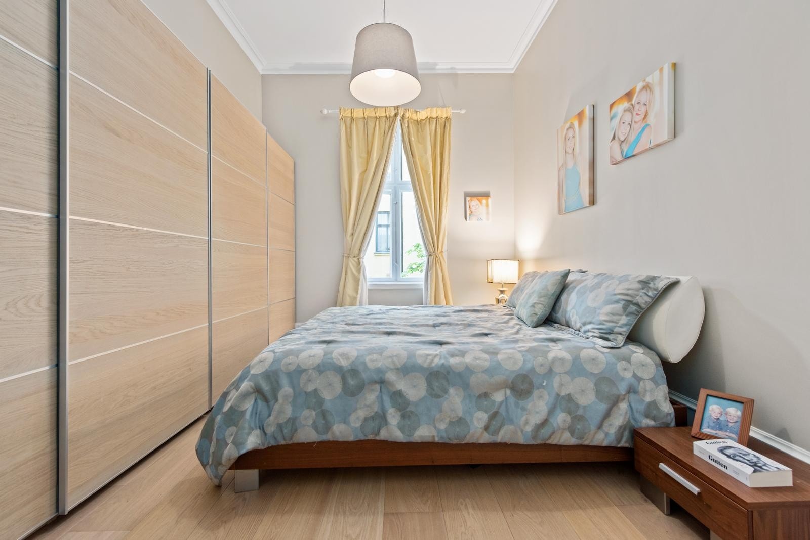 Her er det god plass til dobbeltseng med nattbord. Skyvedørsgarderobe langs den ene veggen. Galleribilde