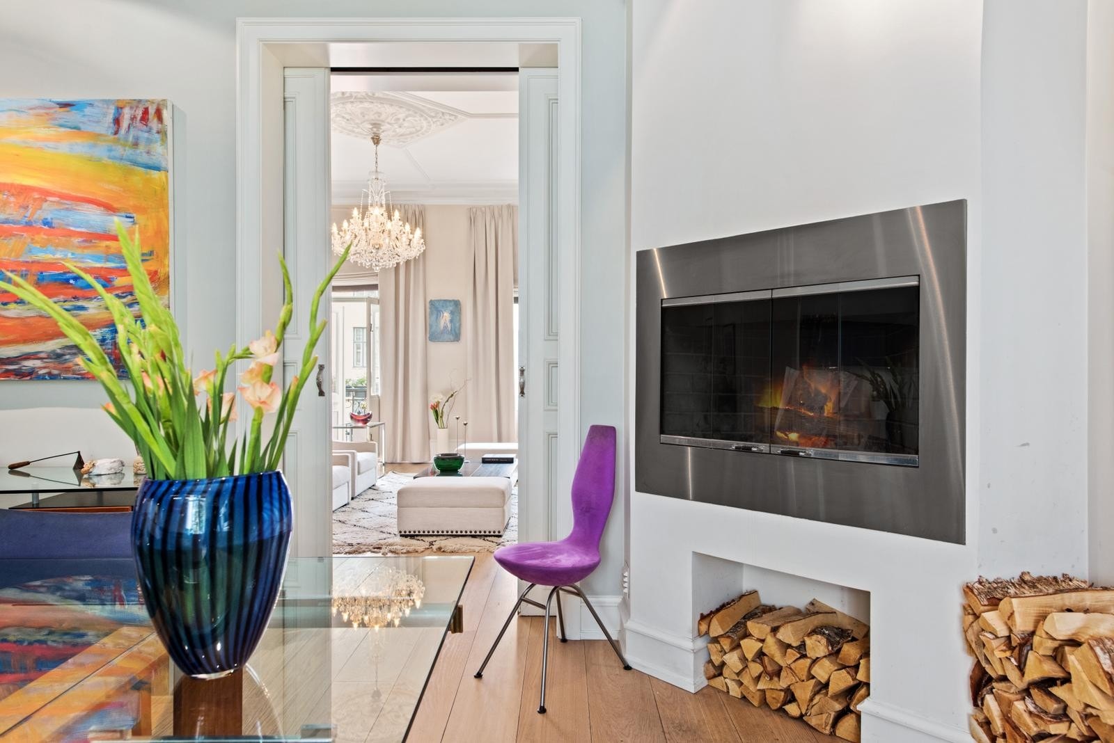 Her er det peis som bidrar til en lun og koselig atmosfære i rommet. Galleribilde