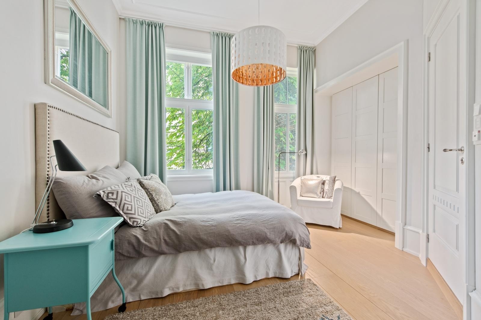 Hovedsoverommet ar store vindusflater som skaper mye naturlig lys. Galleribilde