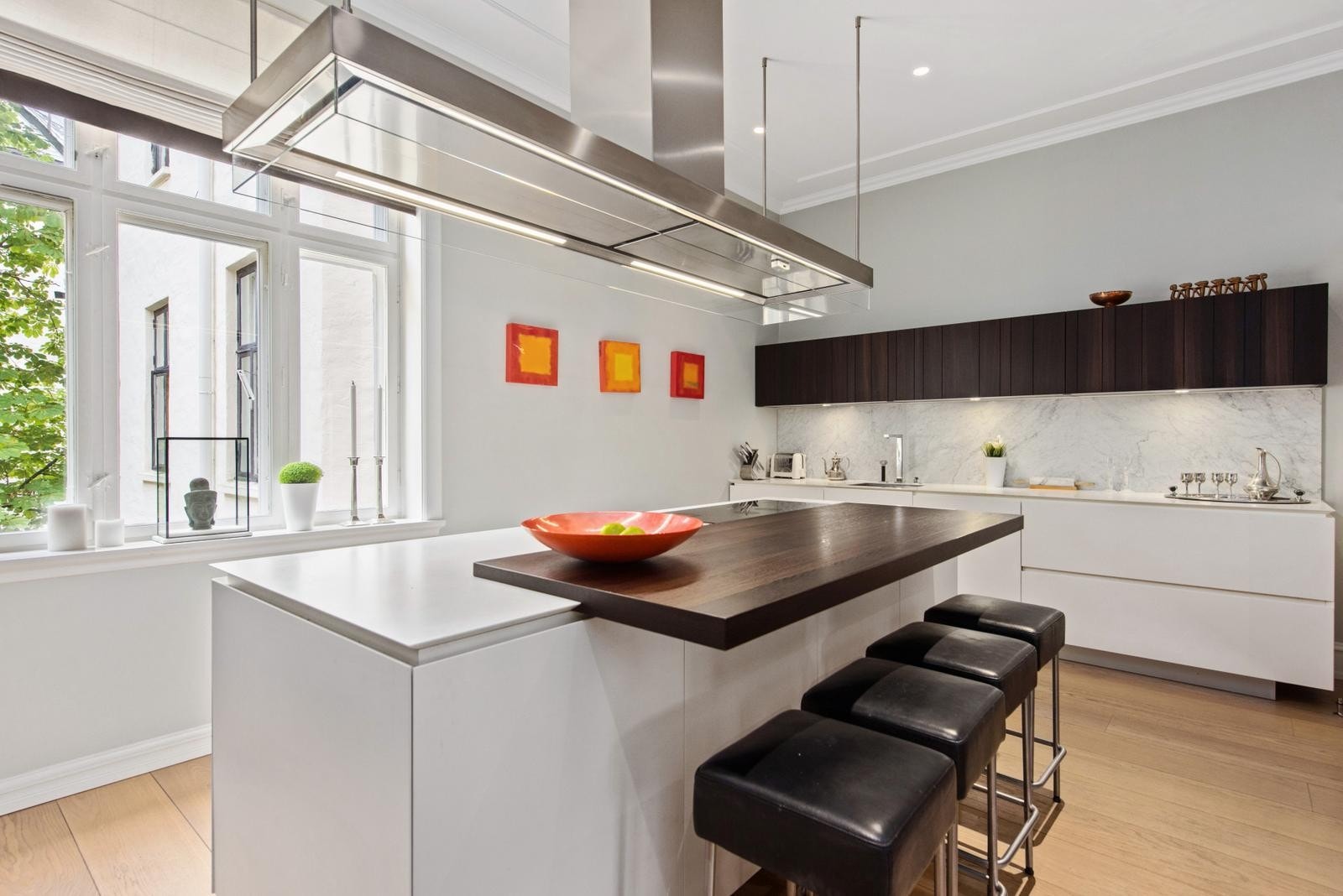 Kjøkkenøy med heltre benkeplate og samme utførelse som resten av innredningen. Vegg over oppvaskbenk er belagt med marmor, alt er levert og montert av ExpoNova. Galleribilde