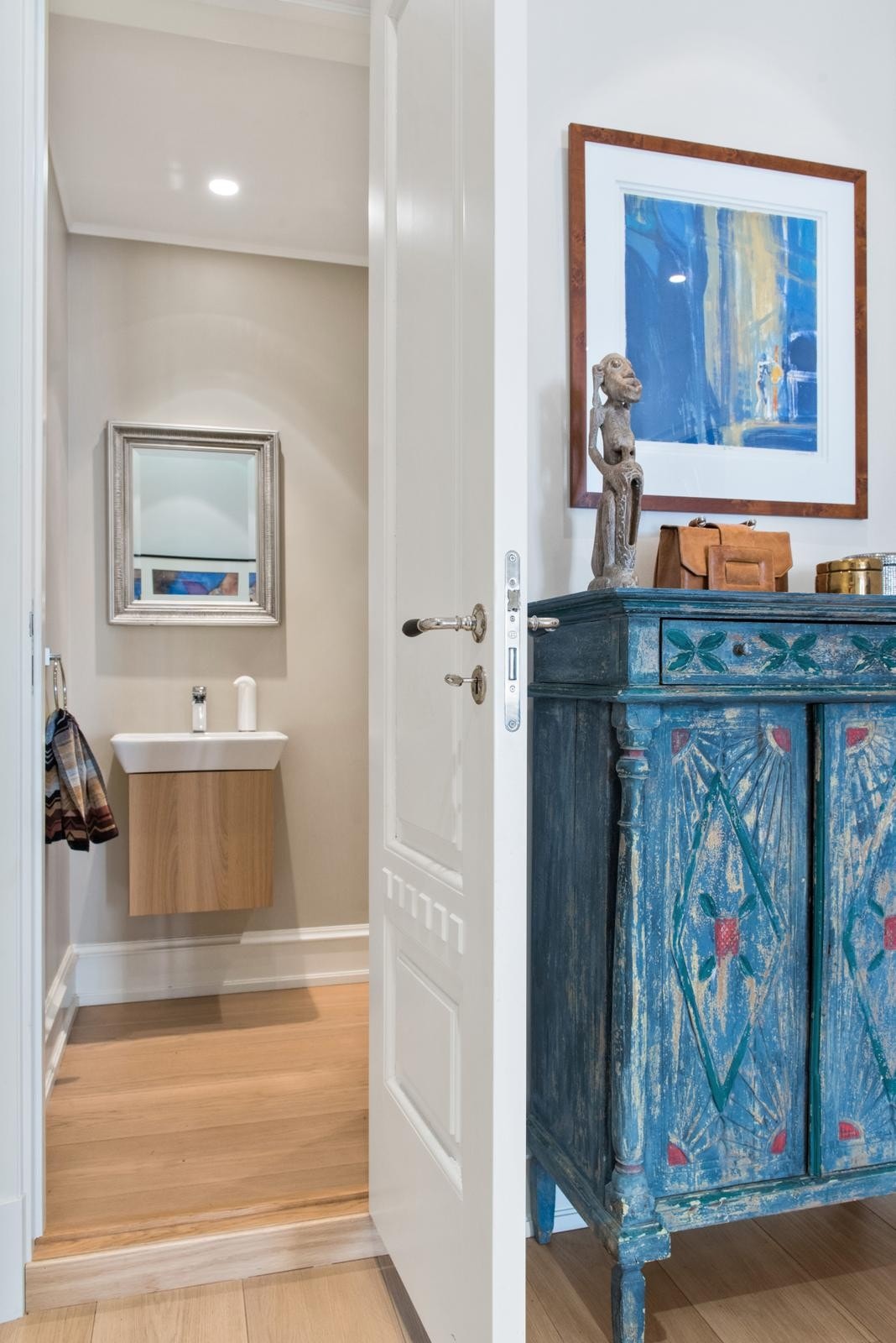 I tillegg har leiligheten et separat toalettrom med vegghengt toalett og innredning med servant og 1-greps blandebatteri. Galleribilde