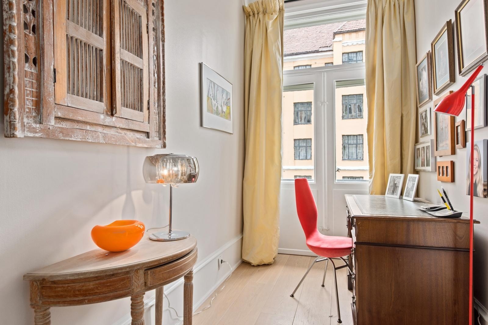 Fra dette rommet er det videre adkomst til en balkong på ca. 1 kvm. Galleribilde