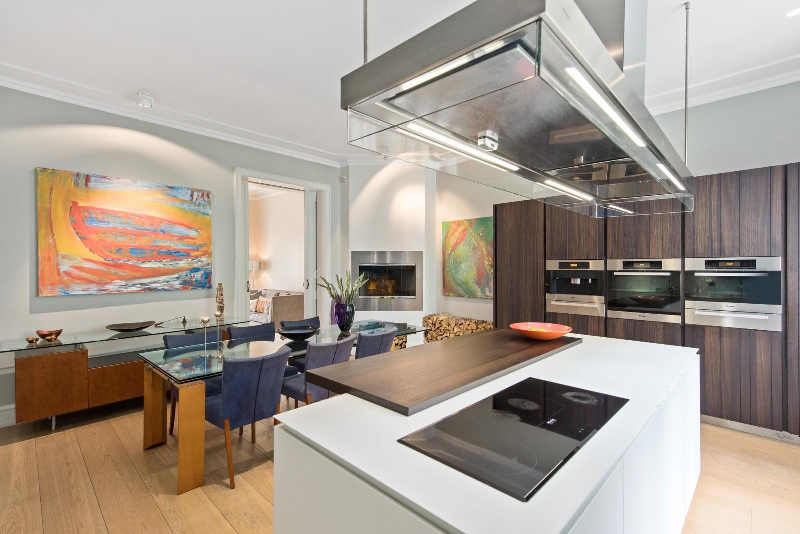 Innrendingen består av glatte fronter og gripekant på skuffer og underskap, høyskap og overskap har mørkbeisede eikefronter, benkeplater i Corian med underlimt oppvaskkum fra Blanco. Galleribilde