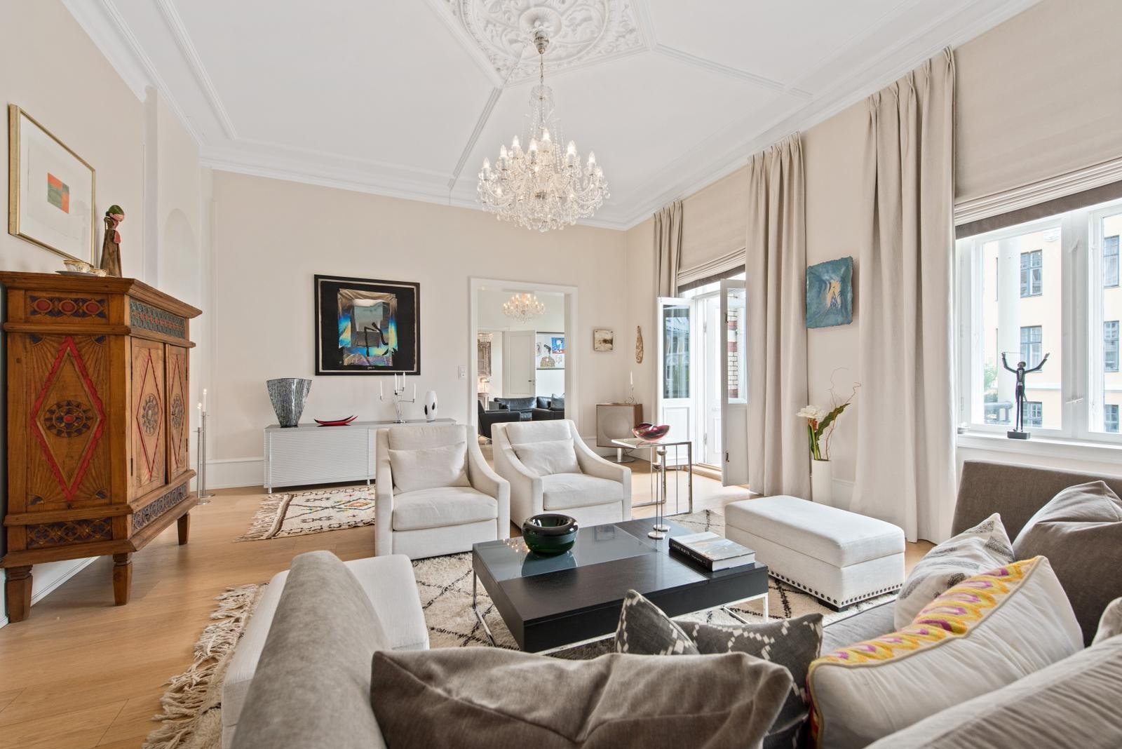 Det er rosett og stukkatur i begge stuene som bringer frem den klassiske stilen. Den ene rosetten er utskåret i tre. Galleribilde