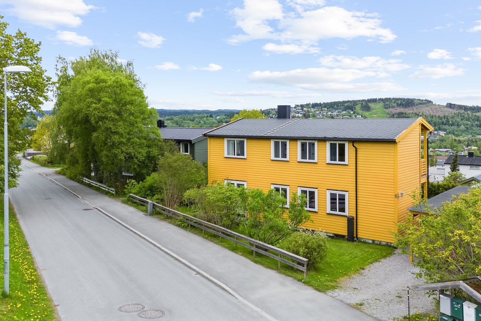 Velkommen til Skjeftevegen 8. Enebolig med 4 soverom, pent opparbeidet hage med bærbusker frukttrær. Gangavstand til alle funksjoner. Arkitekttegnet uteplass med overbygg, carport og utebod. Galleribilde