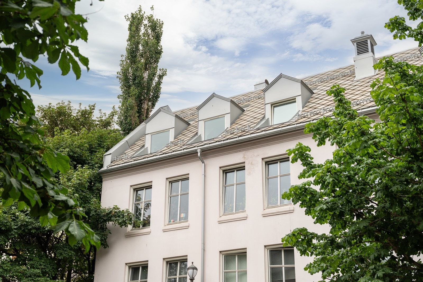 Det er umiddelbar nærhet til dagligvarebutikker og et utvalg av søndagsåpne dagligvarebutikker. Det er i tillegg nærhet til Solsiden og Midtbyen med alle fasiliteter disse har å by på. Galleribilde