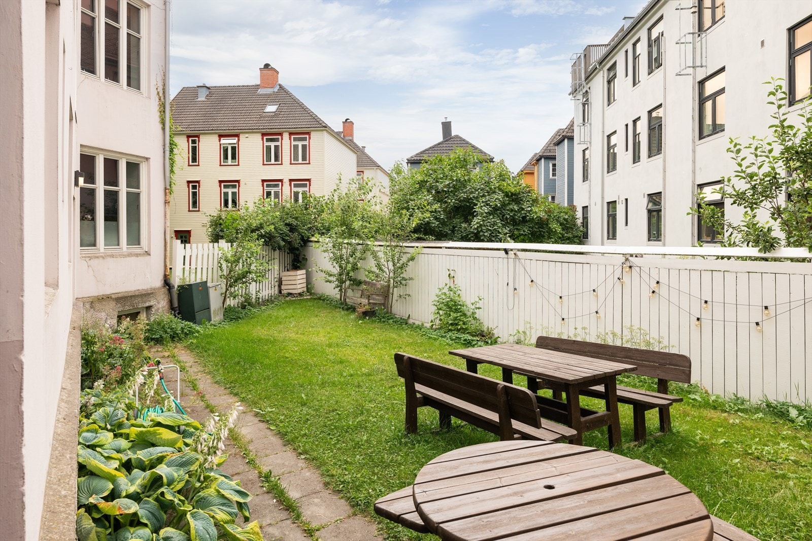 Borettslaget har en hyggelig felles bakgård, som er skjermet med flotte busker, beplantninger og gjerde. Det er flere benker her som beboerne kan benytte seg av, og nyte solrike ettermiddager. Galleribilde