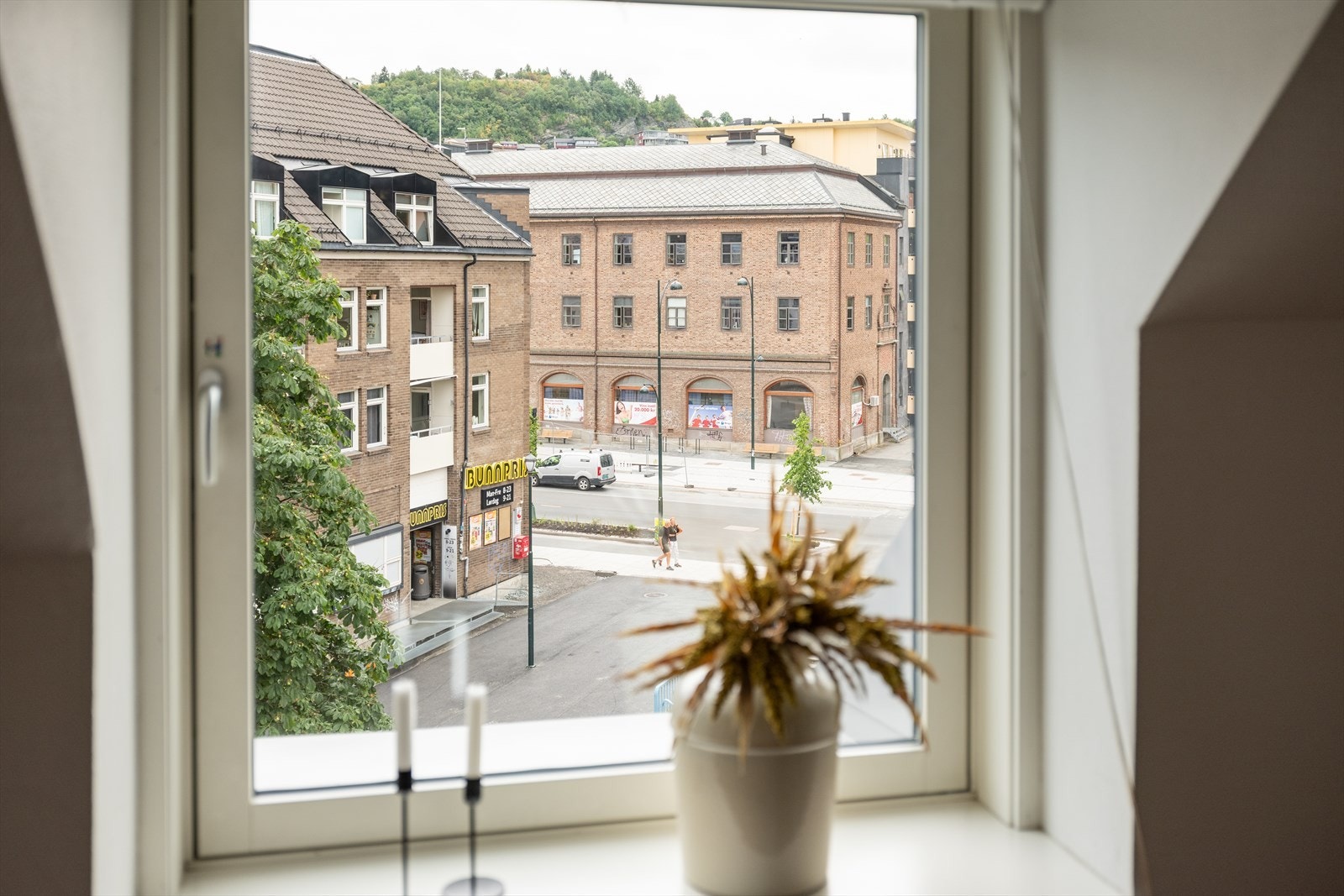 Like ved leiligheten ligger nærmeste dagligvarebutikk som er Bunnpris. Her ligger også nærmeste bussholdeplass, hvor flere busser og flybussen har jevnlige avganger. Til tross den sentrale beliggenheten fremstår området rundt rolig, med lite trafikk. Galleribilde