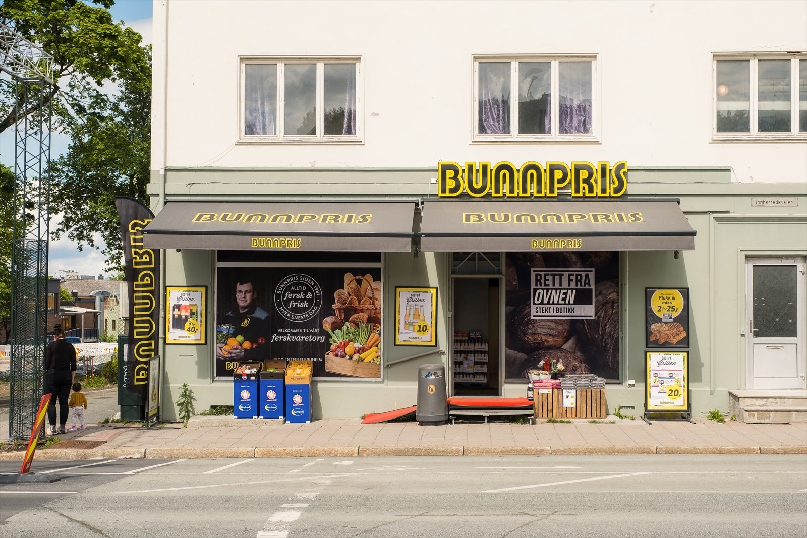 I tillegg til Bunnprisen rett utenfor, er det en søndagsåpen butikk i gangavstand fra leiligheten. Galleribilde