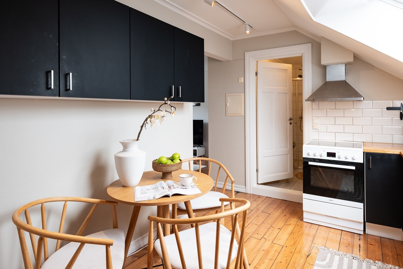 Det er et naturlig skille mellom stue på 12m² og kjøkken på 10m². Galleribilde