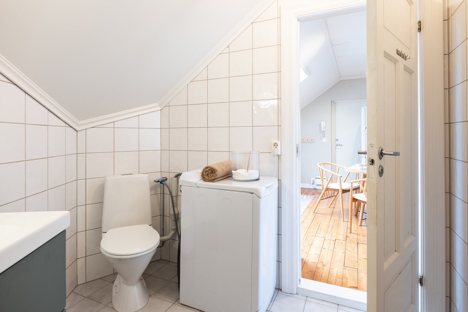 Her får du både behagelig gulvvarme og opplegg til vaskemaskin. Galleribilde