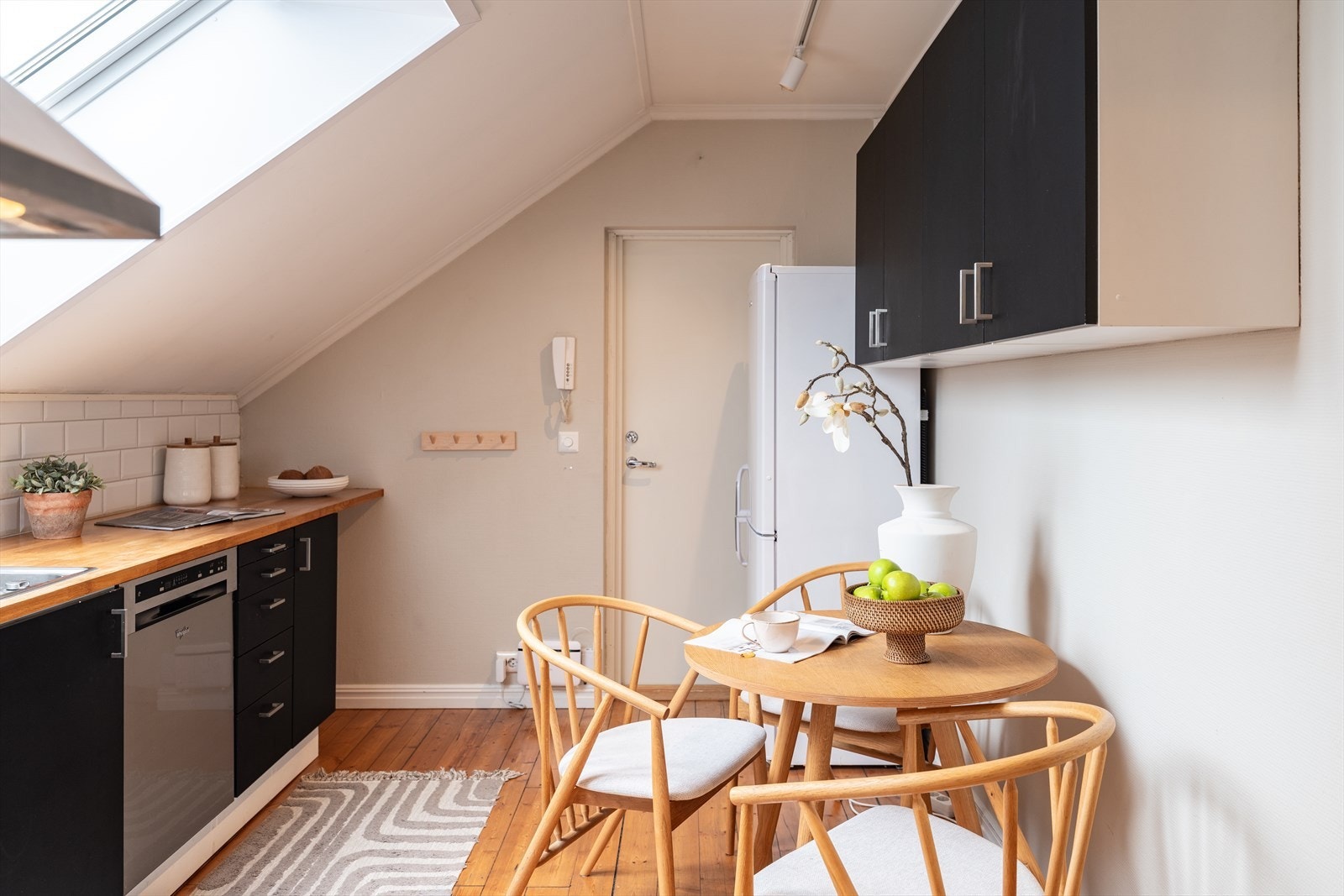 Det er ellers gode oppbevaringsmuligheter i egen bod i kjeller, og en felles bod i 4. etasje. Galleribilde