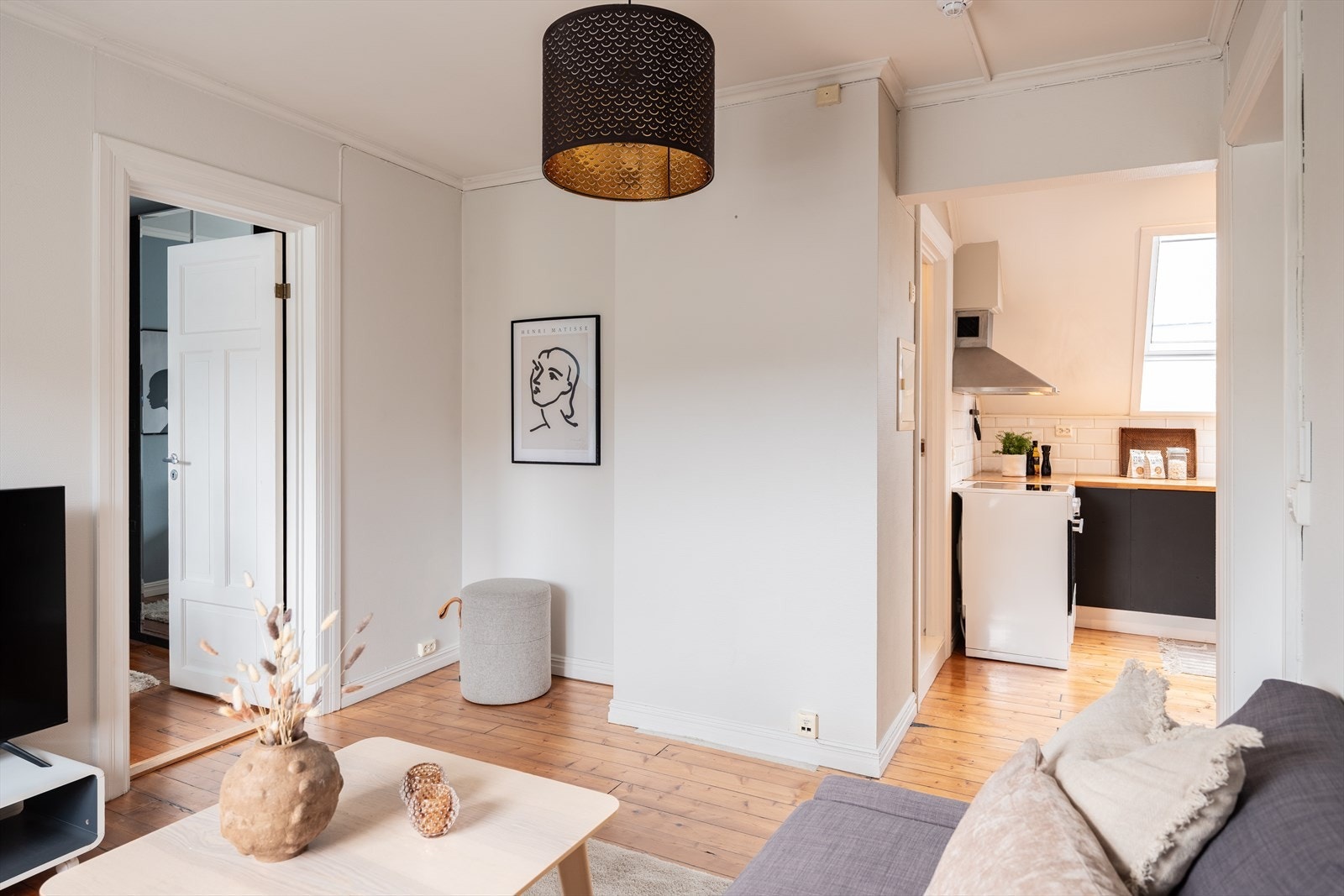 Leiligheten ligger i en ærverdig bygård fra 1912, og er en del av et veldrevet og velholdt borettslag, som består av en pent opparbeidet og hyggelig bakgård med sittegrupper. Galleribilde