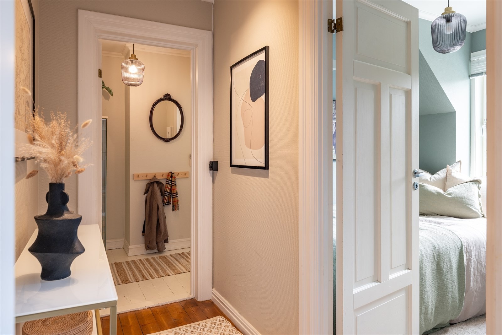 Borettslaget skiftet i 2019 tak og vinduer. Det elektriske er også oppdatert til automatsikringer. Galleribilde