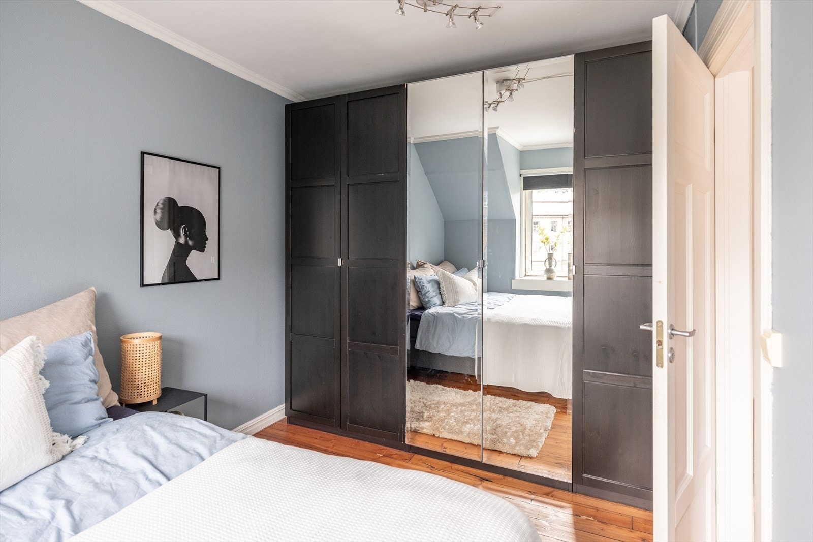 Her er det satt inn et stort garderobeskap med speildører, som medfølger handelen. Galleribilde