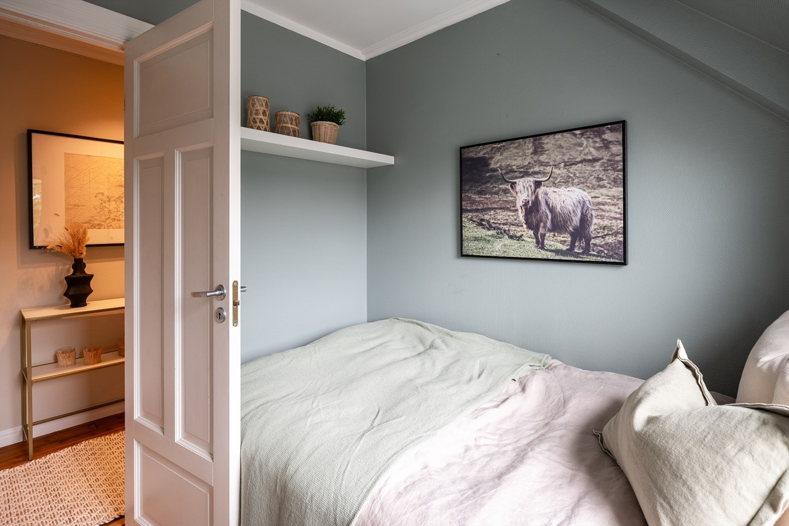 Rommet er perfekt å benytte som gjesterom. Her er det plass for seng og nattbord, eller skrivebord for skolearbeid og hjemmekontor. Galleribilde