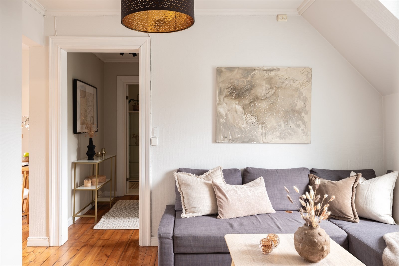 Leiligheten har et sjarmerende og gjennomført stiluttrykk, med klassiske detaljer som profilerte lister og dører, samt originalt tregulv. Galleribilde