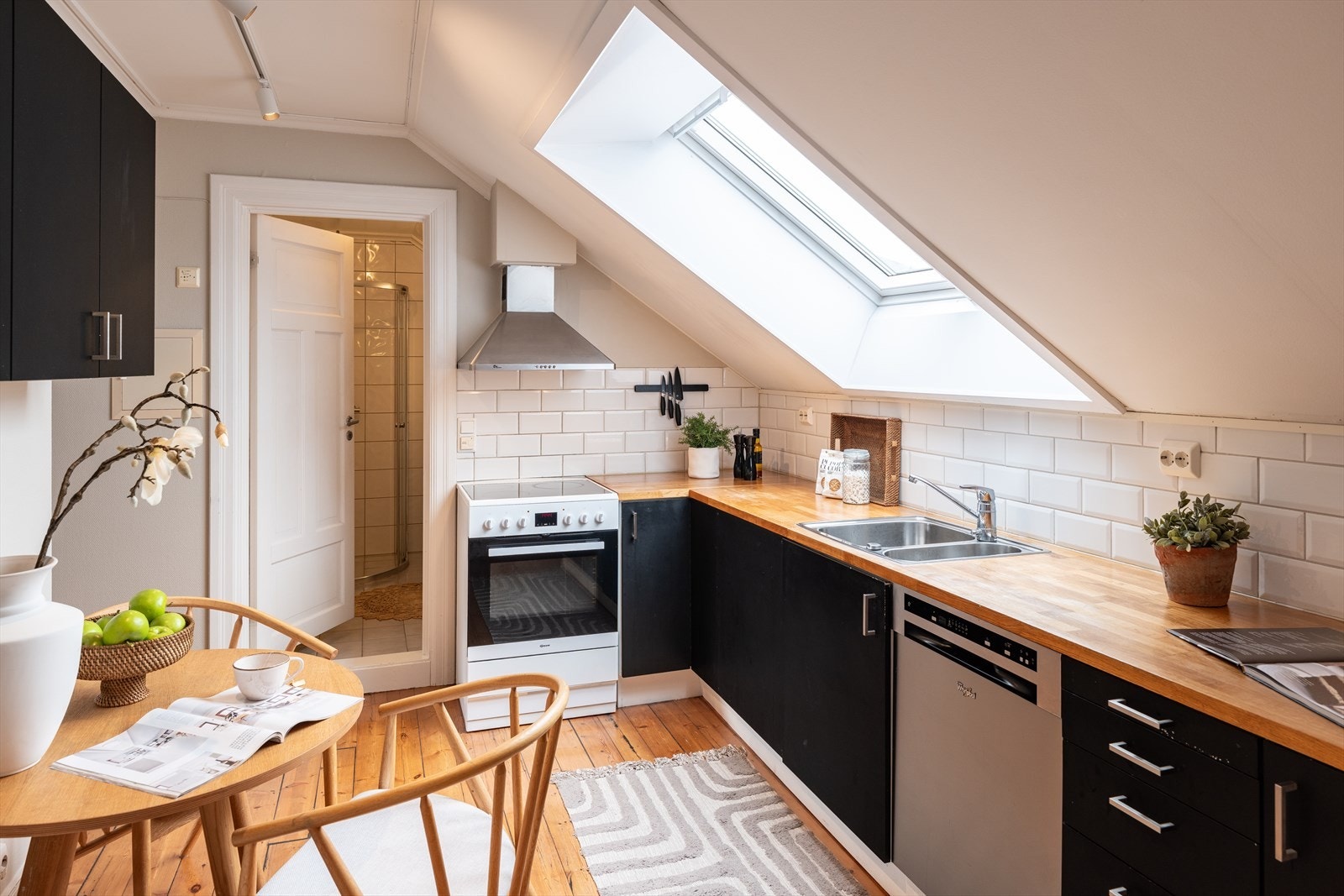 Kjøkkenet byr på rikelig med skap og benkeplass. Hvitevarer som komfyr og kjøleskap kan medfølge ved avtale. Galleribilde