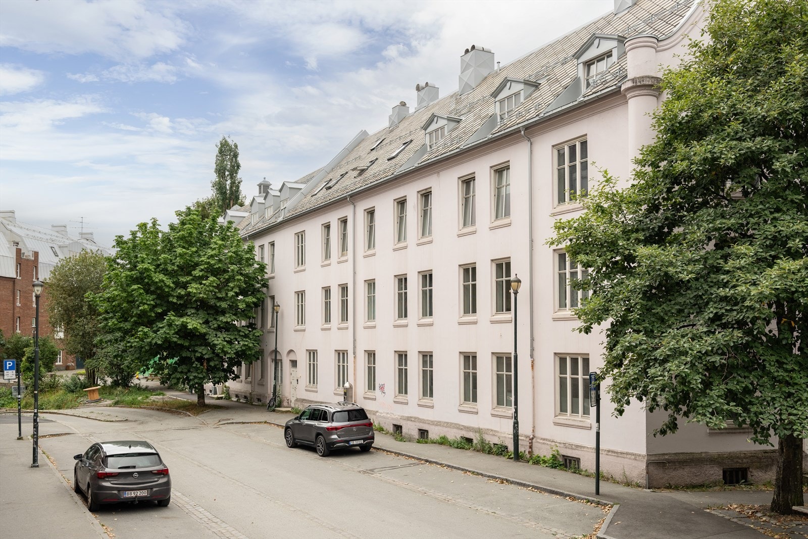 På og rundt Lademoen finnes også et bredt utvalg av serveringssteder, treningssentre og bussholdeplasser for kollektivtransport til hele byen. Rett ved leiligheten finner du holdeplass for metrobuss. 5 minutters gange tar deg også til Lilleby togstasjon. Galleribilde