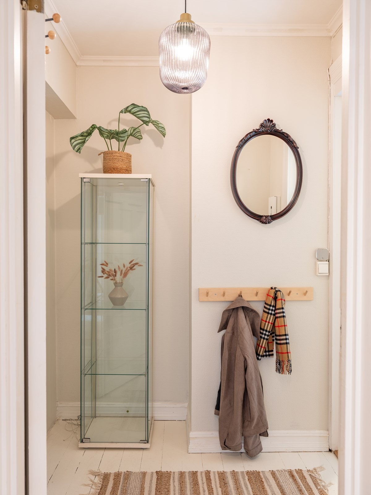 Felleskostnader utgjør kr. 5 384,- per måned. Felleskostnadene inkluderer blant annet betjening av andel fellesgjeld, kommunale avgifter, felles bygningsforsikring og diverse vedlikehold/drift iht. regnskap. Galleribilde