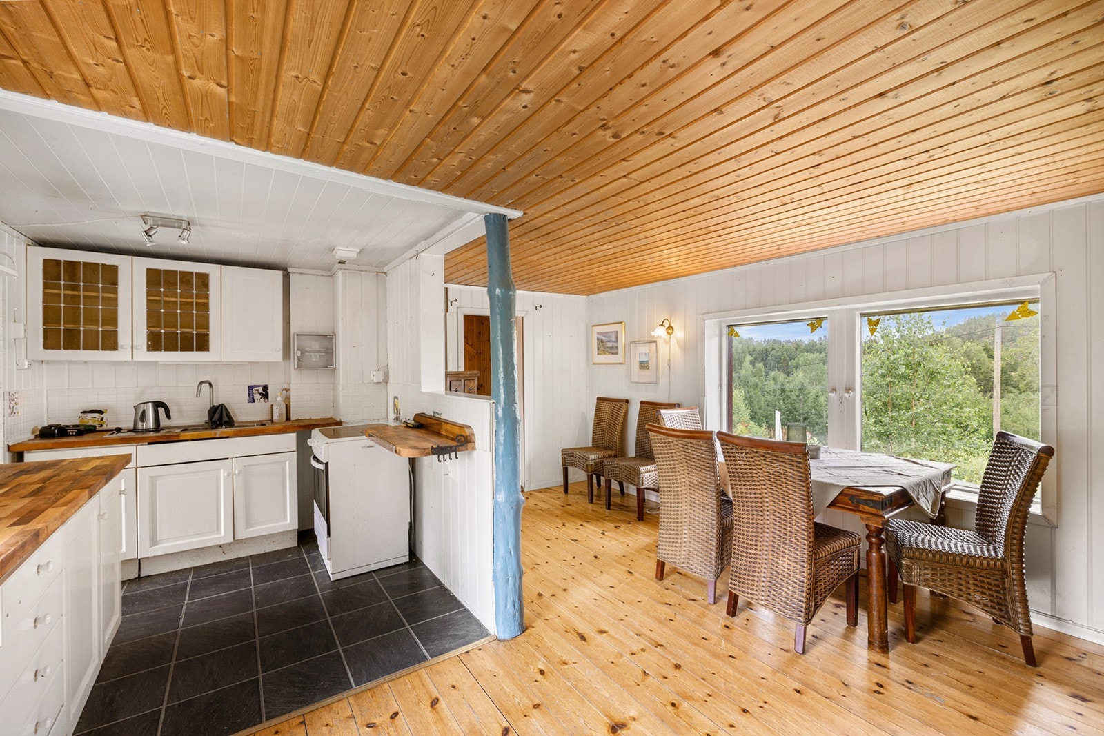 En åpen løsning mot spiseplassen gjør kjøkkenet til et sosialt knutepunkt. Galleribilde