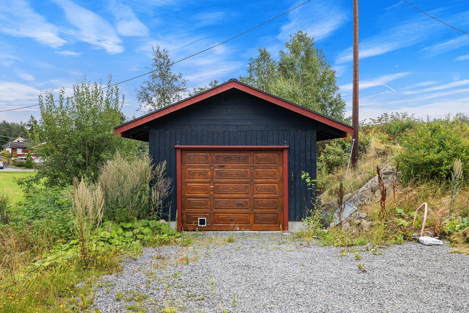 Parkering i garasje og på gårdsplassen. Galleribilde