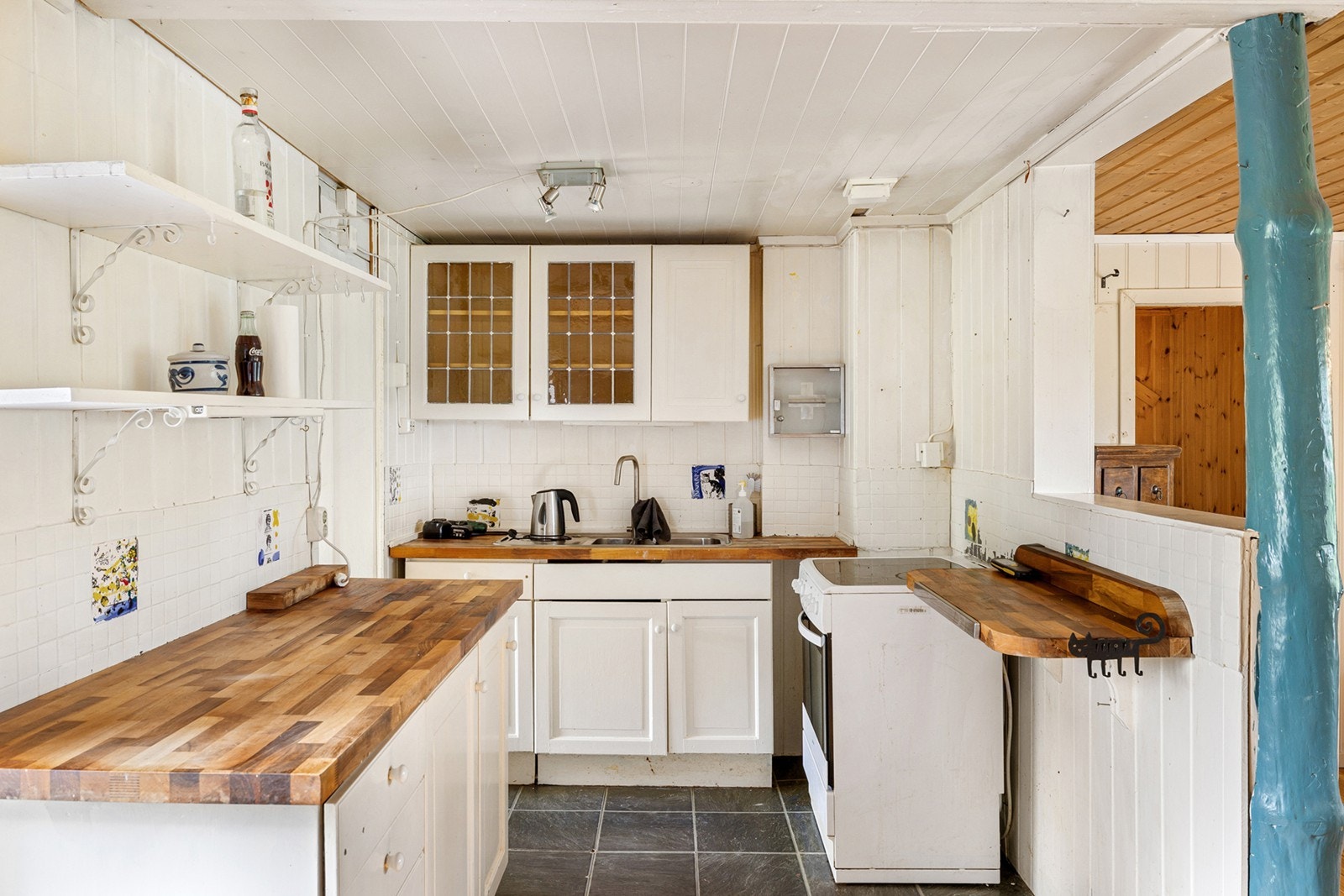 Det er opplegg for komfyr, og kjøkkenet har god benkeplass. Galleribilde