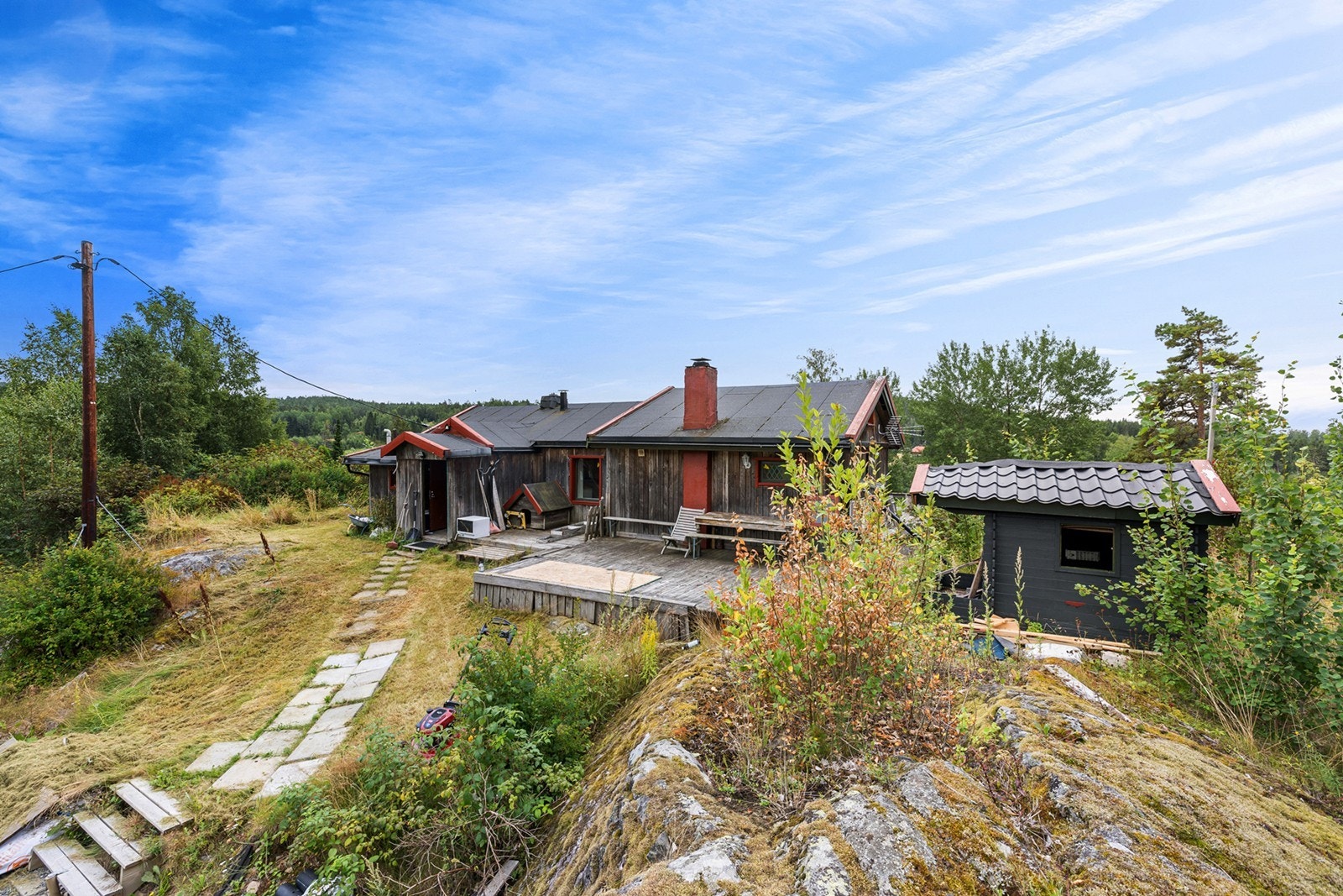 Hytten bærer preg av alder og bruk, men har et stort potensial for den rette kjøperen. Galleribilde