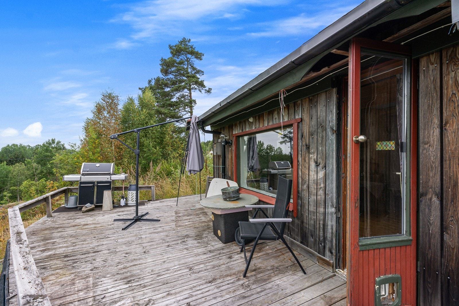 Stor og solrik terrasse på 60 kvm med naturen som nærmeste nabo. Galleribilde