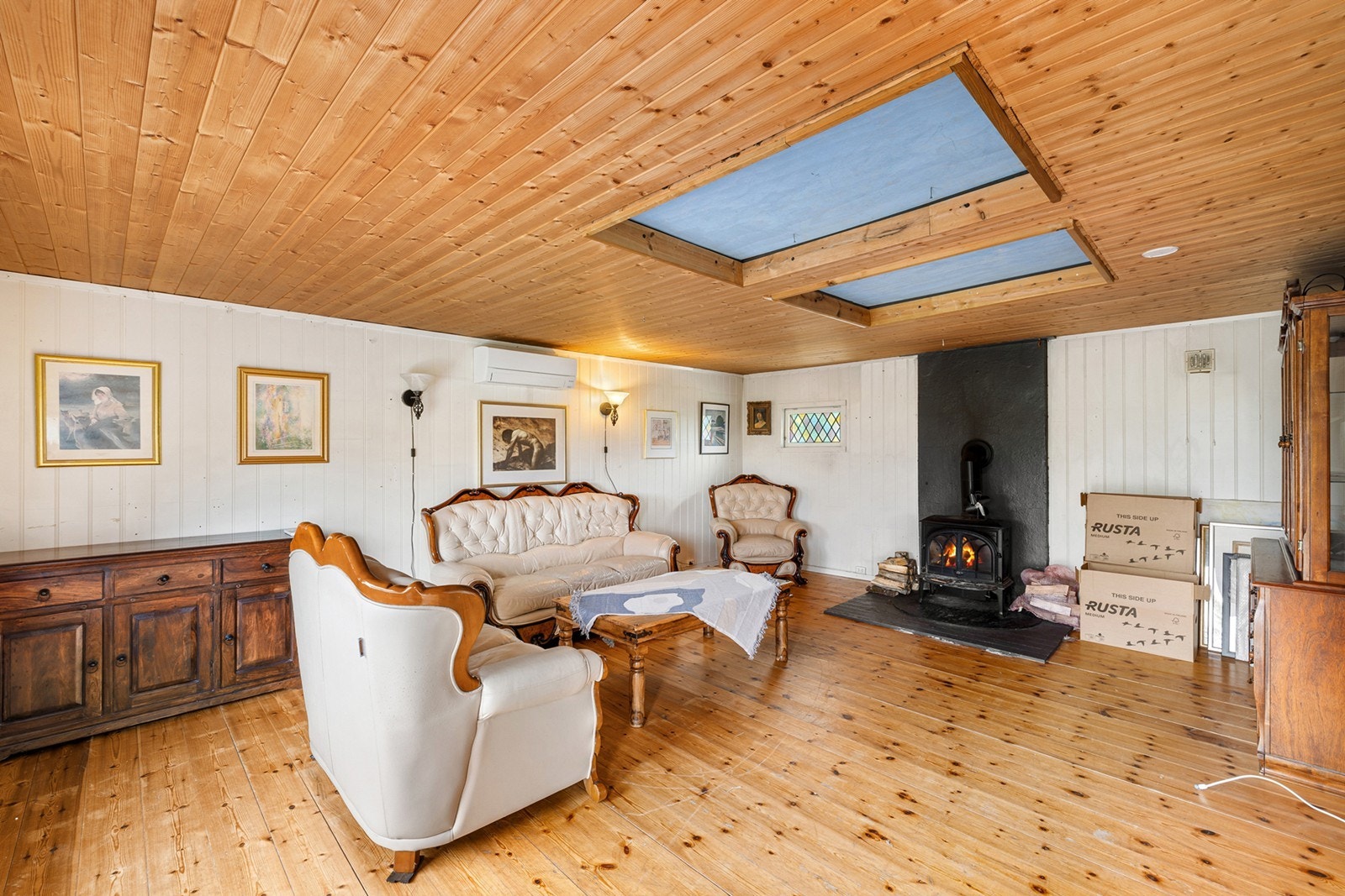 Fyring med ved samt varmepumpe. Galleribilde